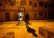 Strażnik przed budynkiem więzienia Abu Ghraib, JOHN MOORE AP